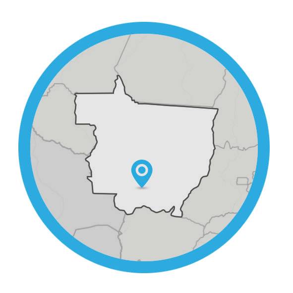 Mapa do estado do Mato Grosso apresenta a localização de Cuiabá. O mapa é cinza e a indicação da cidade é em azul ao sul do estado.