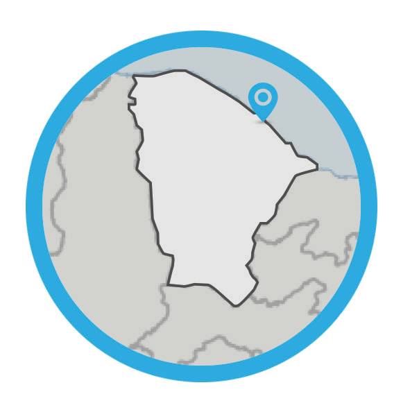 Mapa do estado do Ceará apresenta a localização de Fortaleza. O mapa é cinza e a indicação da cidade é em azul ao norte do estado.