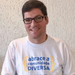 Rodrigo Hübner Mendes, superintendente do IRM, posa sorridente usando camiseta da campanha Abrace a Comunidade DIVERSA.