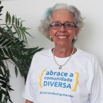 Martha Gil, sorridente, posa usando a camiseta da campanha Abrace a Comunidade DIVERSA