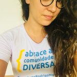 Cantora Tiê posa usando a camiseta da campanha Abrace a Comunidade DIVERSA.