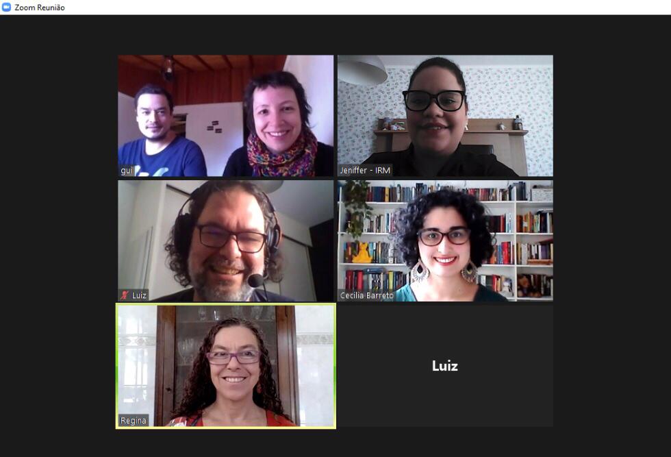 Tela de reunião virtual com seis pessoas sorridentes na formação Materiais Pedagógicos Acessíveis. Fim da descrição.