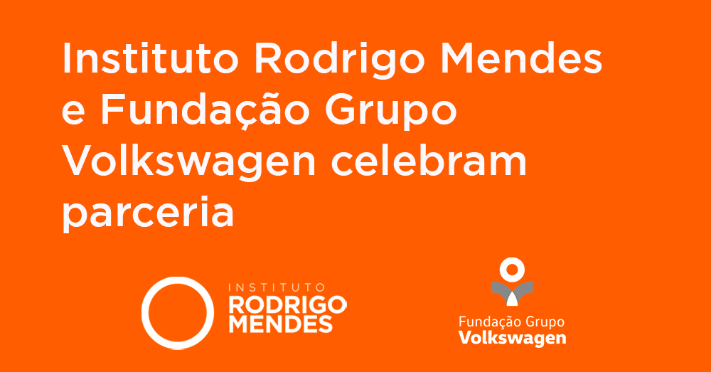 Em card laranja, texto: "Instituto Rodrigo Mendes e Fundação Grupo Volkswagen celebram parceria". Logotipos: Instituto Rodrigo Mendes e Fundação Grupo Volkswagen. Fim da descrição.