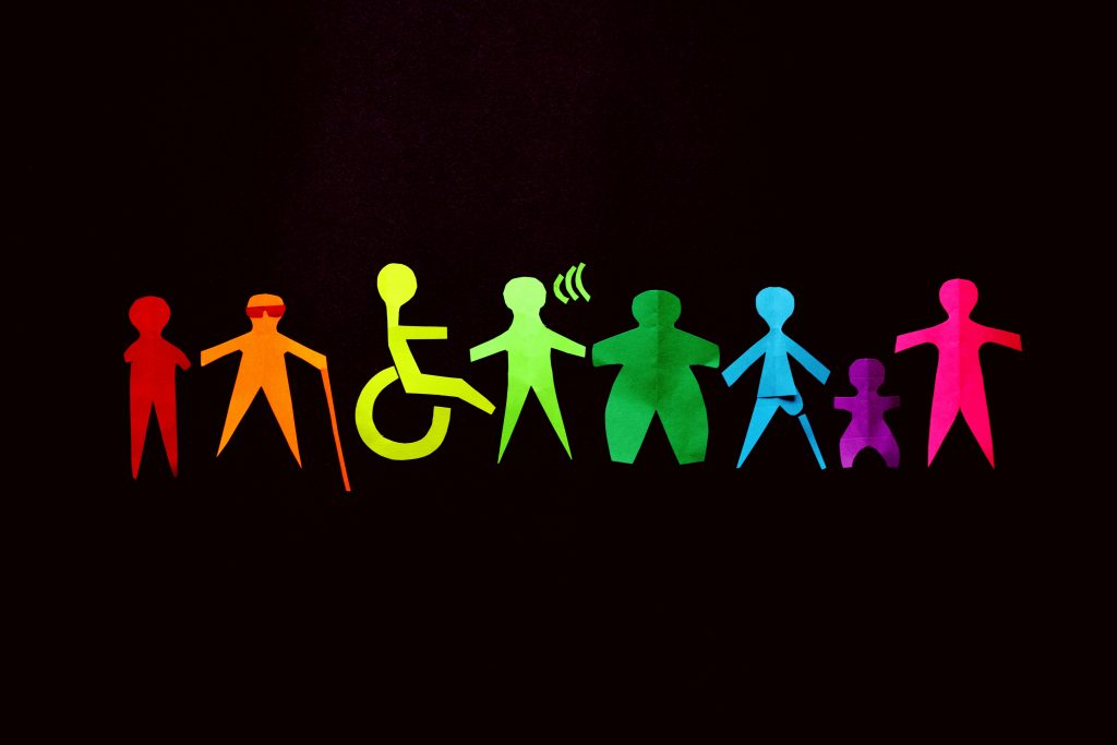 Em fundo preto, pictogramas de pessoas com diferentes tipos de deficiência. Fim da descrição.
