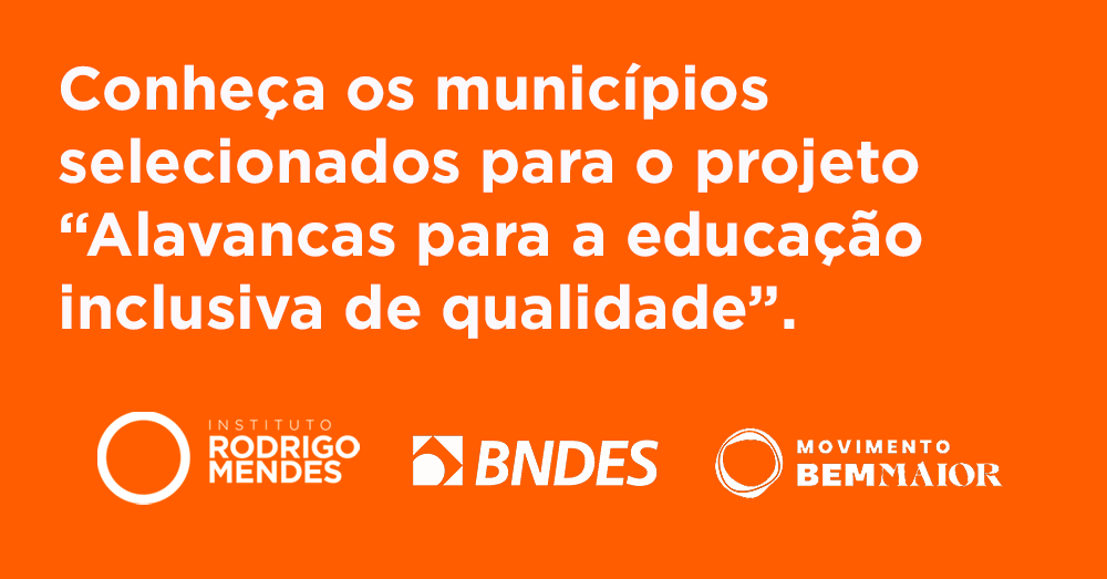 Card laranja com texto em letras brancas: "Conheça os municípios selecionados para o projeto “Alavancas para a educação inclusiva de qualidade”. Logotipos IRM, BNDES e Movimento Bem Maior. Fim descrição.